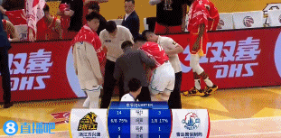 希望没事啊！段昂君出现受伤 在场边缓了缓被搀扶离场